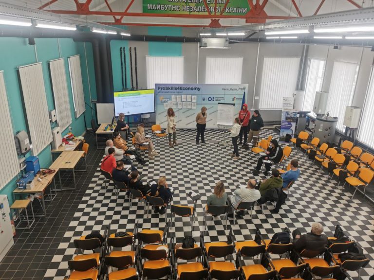 Мешканця Дніпропетровщини цілий робочий тиждень розповідали про відновлювану енергетику
