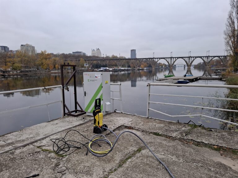 Студенти ДНУ ознайомилися з роботою станції моніторингу води «Наяда-2»